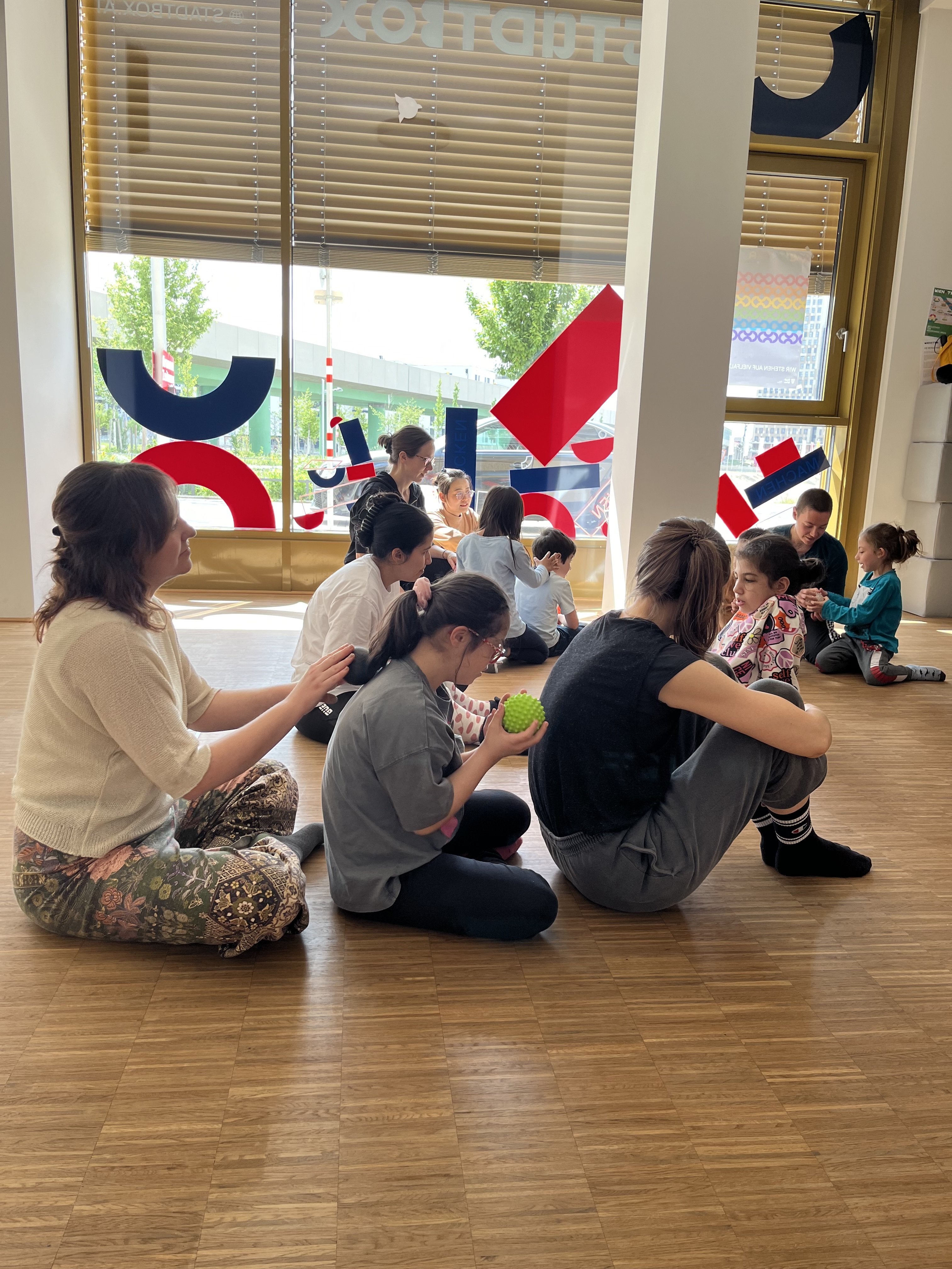 Gruppe Kinder am Boden sitzend