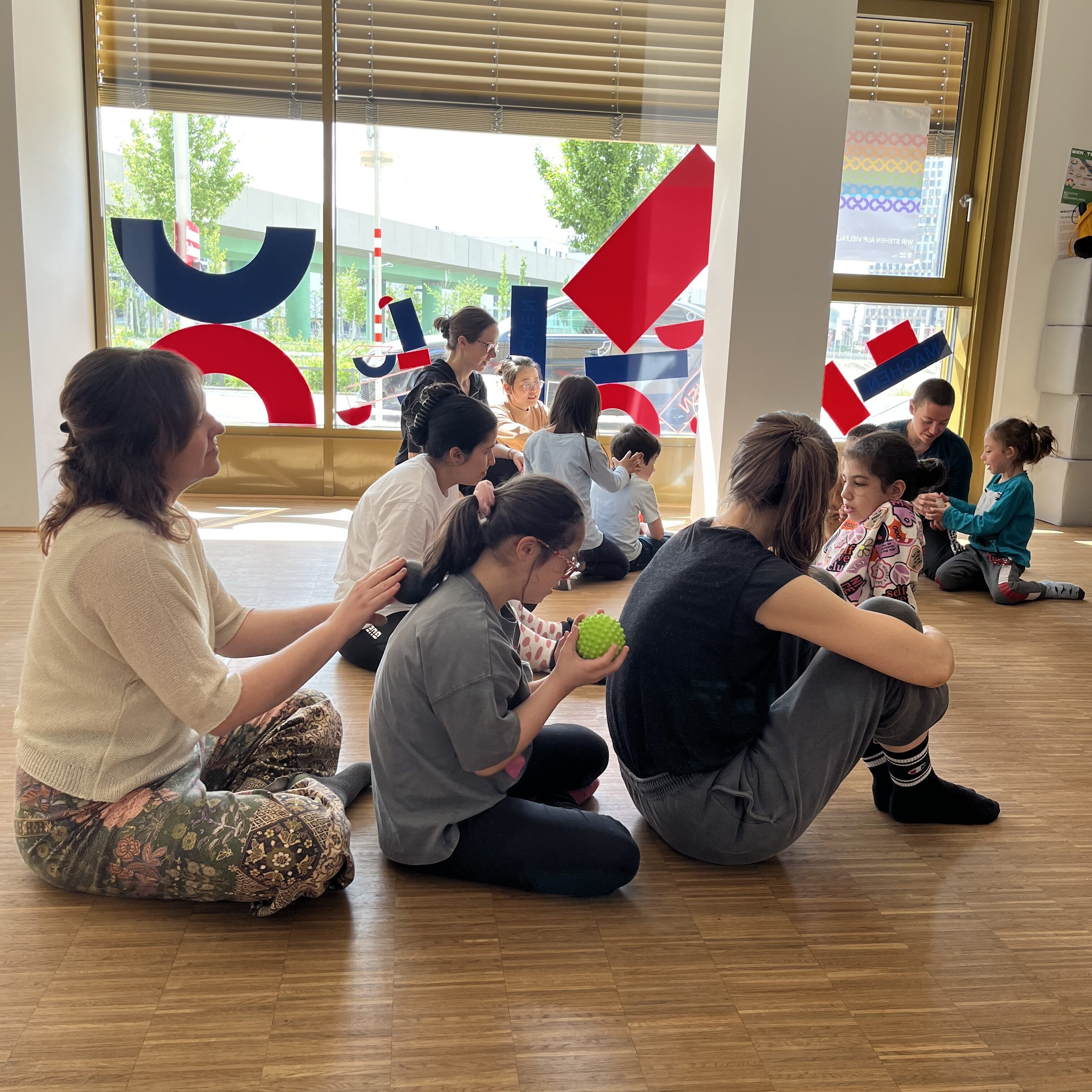 Gruppe Kinder am Boden sitzend